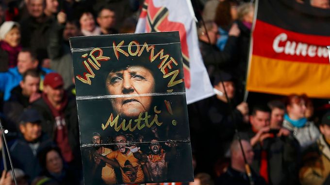 Demonstrace německého hnutí Pegida proti uprchlické politice kancléřky Merkelové. Drážďany, 6. února 2016.