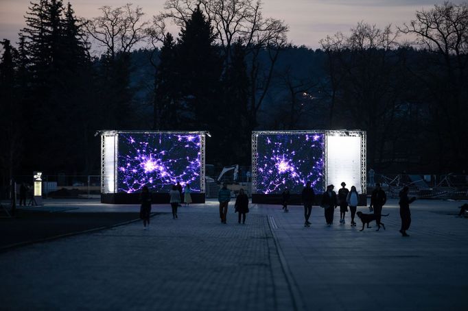 Instalace festivalu Signal v pražské Stromovce.