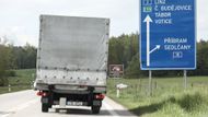 Volíme cestu přes České Budějovice, Linec, Salcburk, Villach, Lublaň a chorvatsko-slovinské hranice chceme překročit u města Koper. V Česku to znamená, že po prvním krátkém úseku na dálnici D1 odbočíte u Mirošovic na silnici první třídy I/3. Připravte se na jeden pruh v každém směru, předjíždět se dá v lokálních rozšířeních na tři pruhy.