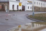 Voda zaplavuje pražské Lahovice