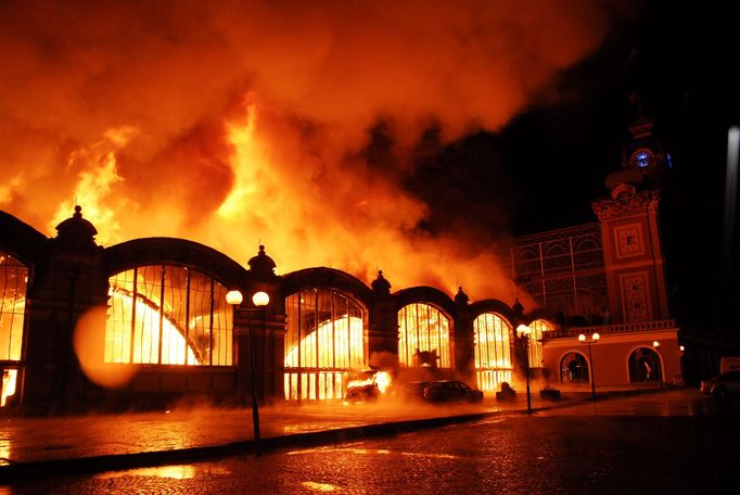 Požár Průmyslového paláce na pražském Výstavišti, ke kterému došlo dne 16. října roku 2008. Archivní snímek z historie Hasičského záchranného sboru v Praze.