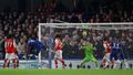 Anglická Premier League 2019/20, Chelsea - Arsenal: Bernd Leno z Arsenalu zasahuje proti Tammymu Abrahamovi