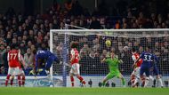 Anglická Premier League 2019/20, Chelsea - Arsenal: Bernd Leno z Arsenalu zasahuje proti Tammymu Abrahamovi
