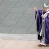 Papež Benedikt XVI zdraví věřící