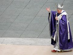 Mši u příležitosti dvou let úmrtí Jana Pavla II. celebroval sám papež Benedikt XVI. Na snímku zdraví věřící na Svatopetrském náměstí.