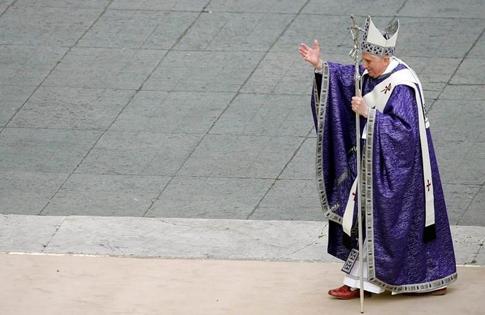 Mši u příležitosti dvou let úmrtí Jana Pavla II. celebroval sám papež Benedikt XVI. Na snímku zdraví věřící na Svatopetrském náměstí.