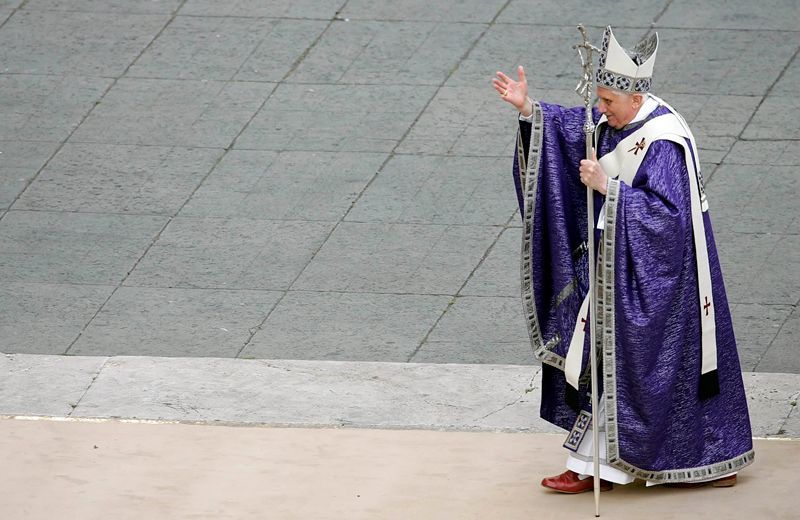 Papež Benedikt XVI zdraví věřící