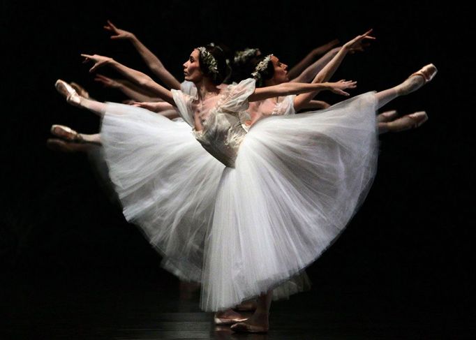 Baletky z Pařížské opery a baletu tančí během generální zkoušky "Giselle" v divadle Esplanade v Singapuru, 18. ledna 2012. REUTERS/Tim Chong