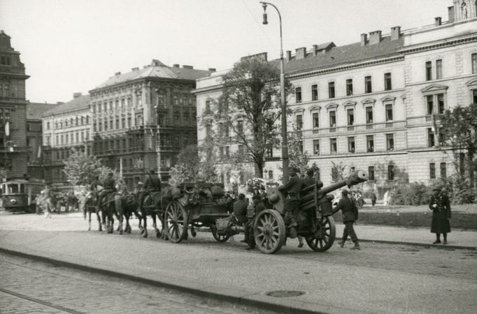 Praha-Smíchov, 8. května 1945. Hipomobilní lehké polní houfnice 105 mm dělostřeleckého oddílu ROA před Smíchovskými (Štefanikovými) kasárnami.