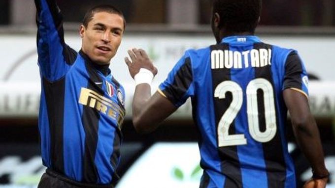 Fotbalista Interu Milán Ivan Cordoba (vlevo) slaví gól do sítě Neapole se spoluhráčem Sulley Muntarim.