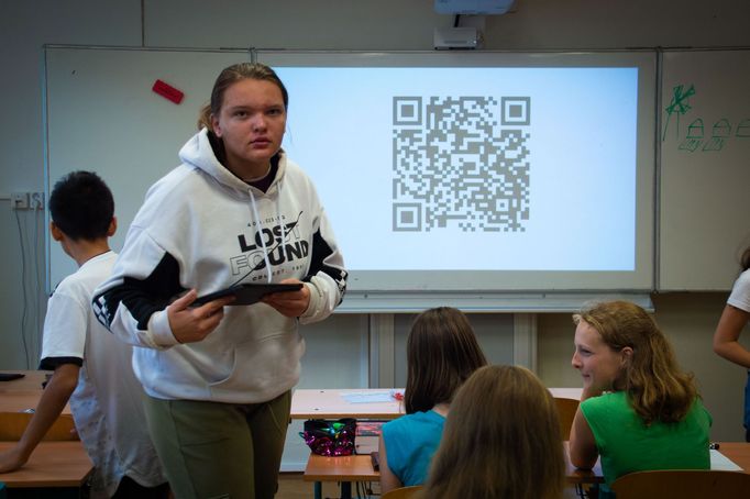 Stačí naskenovat QR kód z tabule a na tabletech všech žáků se objevuje malebná středověká vesnice ze 14. století.