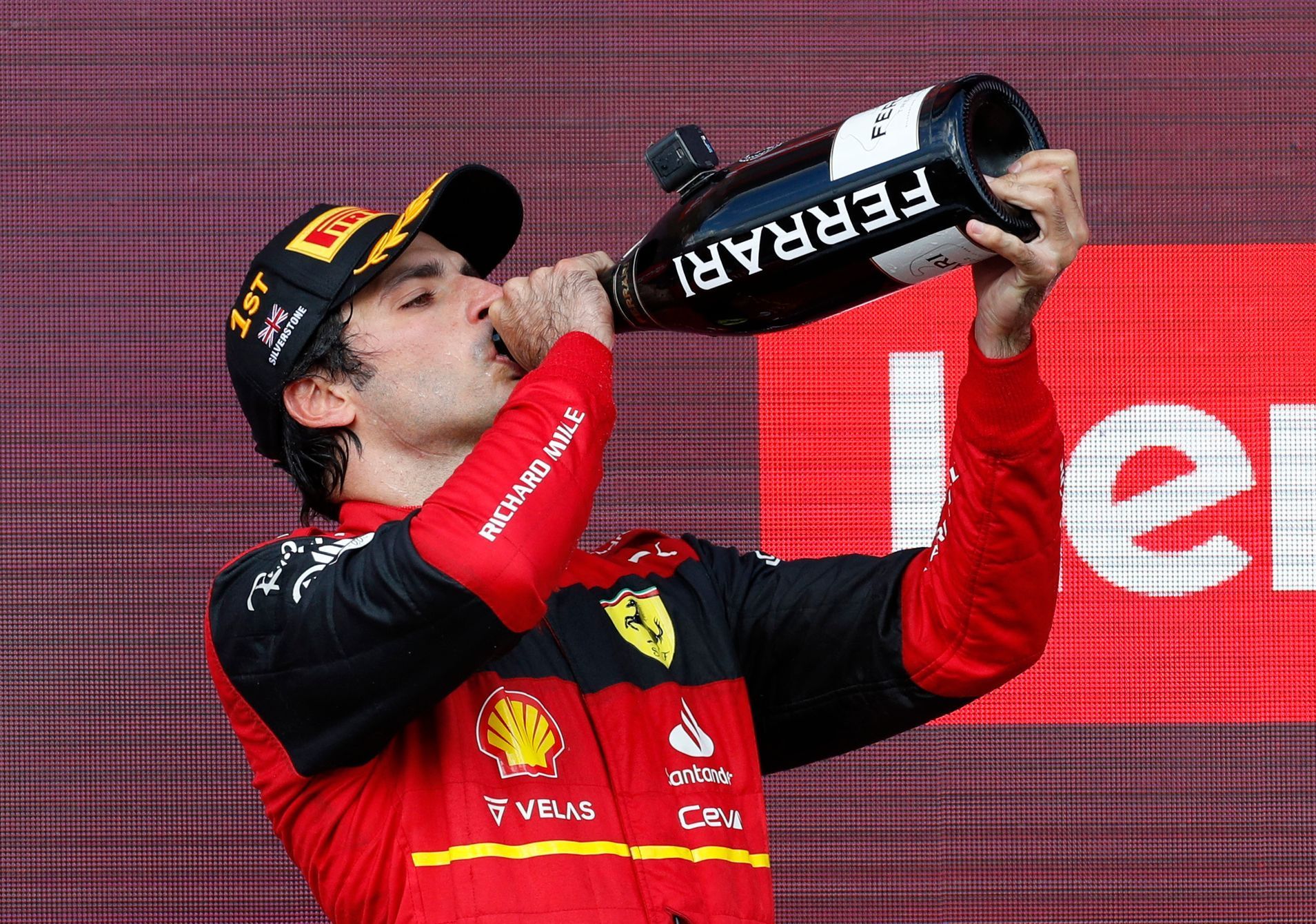 Carlos Sainz junior slaví triumf ve VC Británie F1 2022