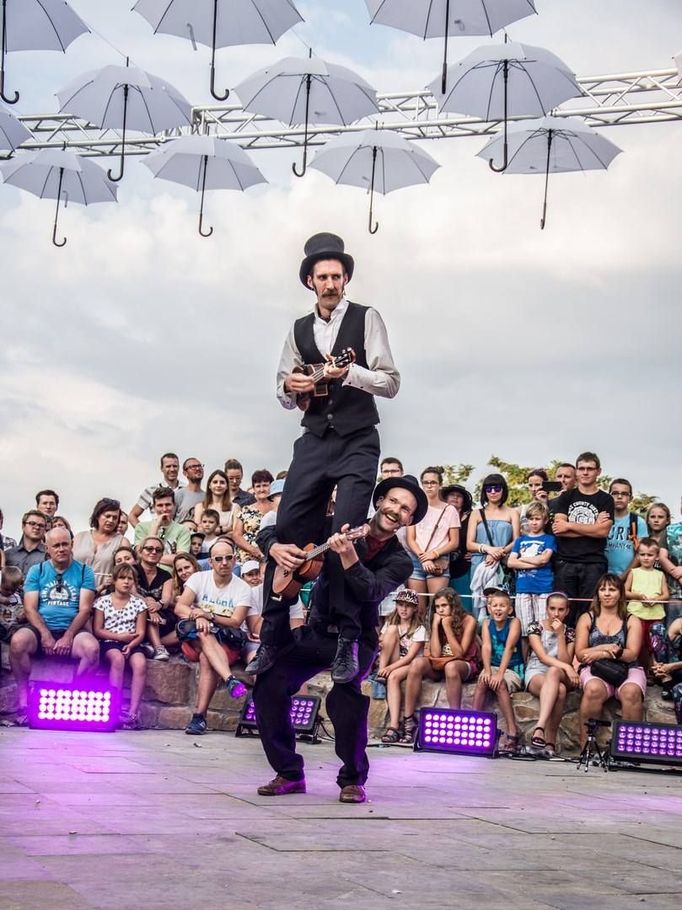 Každý prvek jejich show je působivý a Richard s Urim vše zvládají s opravdovým šarmem a virtuozitou.