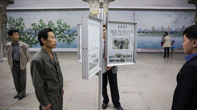 Čtenáři novin v Severní Koreji - ilustrační snímek