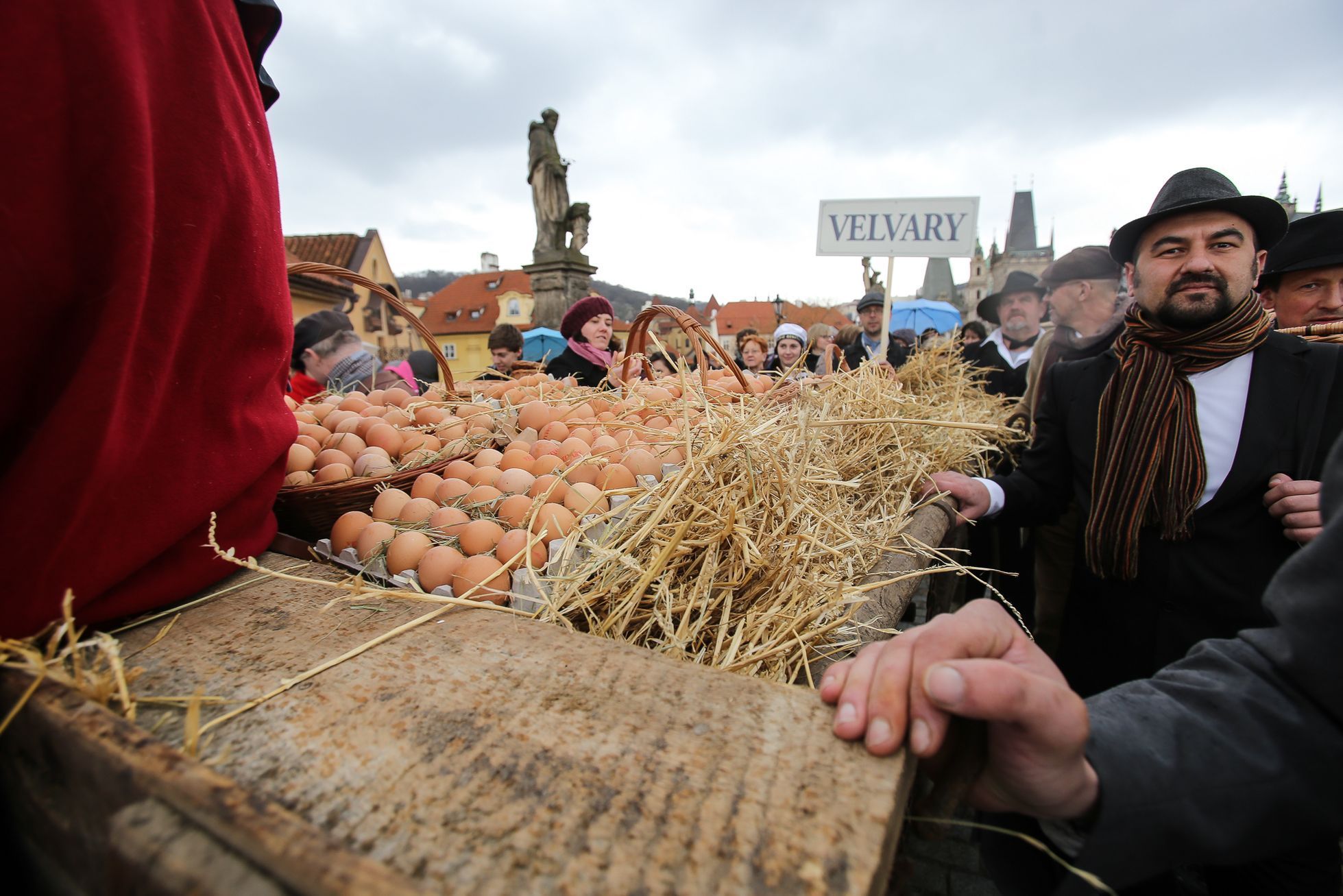 Velvarský vajíčkový průvod přes Karlův most