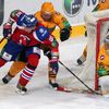 Hokejista Lva Praha Marcel Hossa uniká Jonasu Frögrenovi v utkání KHL 2012/13 proti Atlantu Mytišči.,