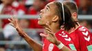 Yussuf Poulsen slaví gól v zápase Peru - Dánsko na MS 2018