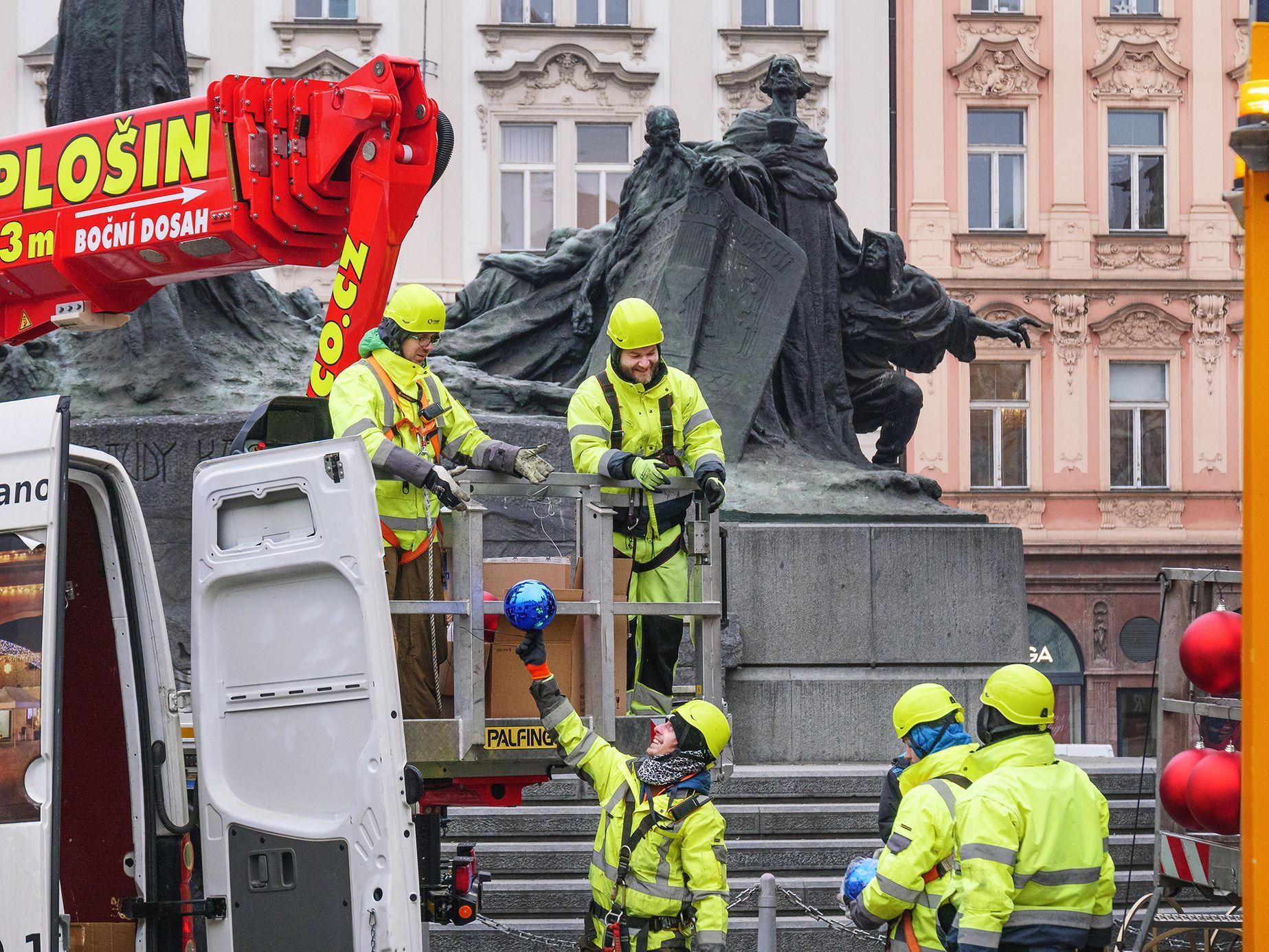 Vánoční Praha 2020: jak se zdobil strom na Staroměstském náměstí