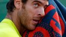 Argentinský tenista Juan Martin Del Potro se otírá v utkání s Čechem Tomášem Berdychem během osmifinále French Open 2012