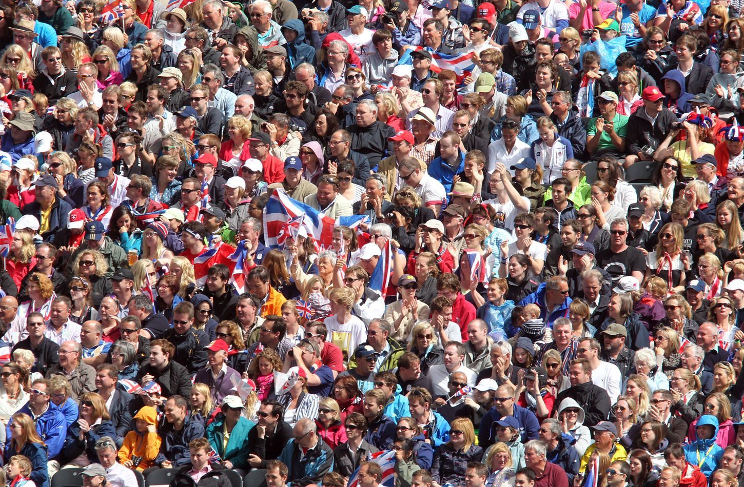 Fanoušci sledují veslování na OH 2012 v Londýně.