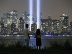 Světelná show nad newyorským Manhattanem při příležitosti dvanáctého výročí útoků z 11. září 2001. (11. září 2013).