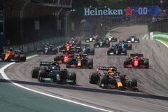Hamilton ovládl závod na brazilském okruhu Interlagos, Verstappen byl druhý