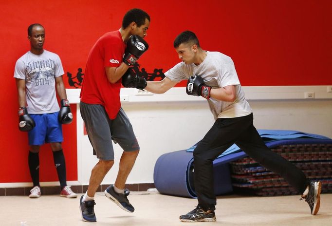 Unemployed Belgian Mohamed Sammar (R) takes part in a "Fit for a job" boxing class in Brussels July 1, 2013. Sammar, 27, has been looking for a job in the construction sector for 2 years. "Fit for a job" is the initiative of former Belgian boxing champion Bea Diallo, whose goal was to restore the confidence of unemployed people and help them find a job through their participation in sports. Picture taken July 1, 2013. REUTERS/Francois Lenoir (BELGIUM - Tags: SPORT BOXING SOCIETY BUSINESS EMPLOYMENT) Published: Čec. 5, 2013, 4:32 odp.