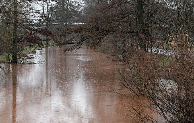 Po přívalovém dešti, který přihnal silný vítr, zůstaly ještě v pondělí rozvodněné hladiny některých řek .