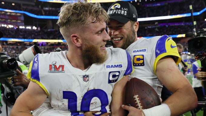 Klíčové opory LA Rams Cooper Kupp a Matthew Stafford slaví vítězství v Super Bowlu