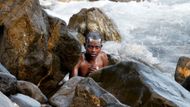 Imigranti tak byli nuceni strávit téměř týden na skalistém pobřeží jen s tím málem, co si přivezli z Afriky.