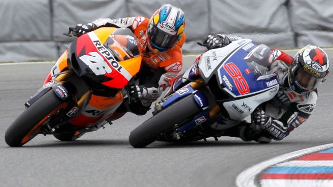 Letošní závod MotoGP vyhrál v Brně Dani Pedrosa (vlevo) po tvrdém souboji s Jorge Lorenzem.