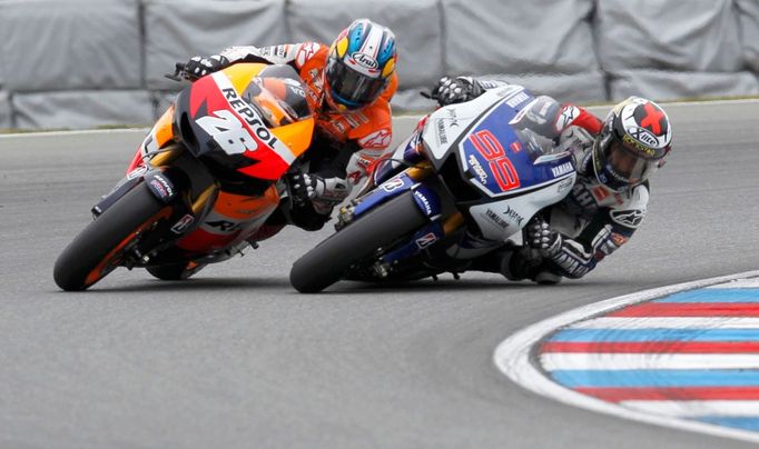 Španělští motocyklisté Dani Pedrosa (vlevo) a Jorge Lorenzo ve Velké ceně České republiky 2012 v Brně.