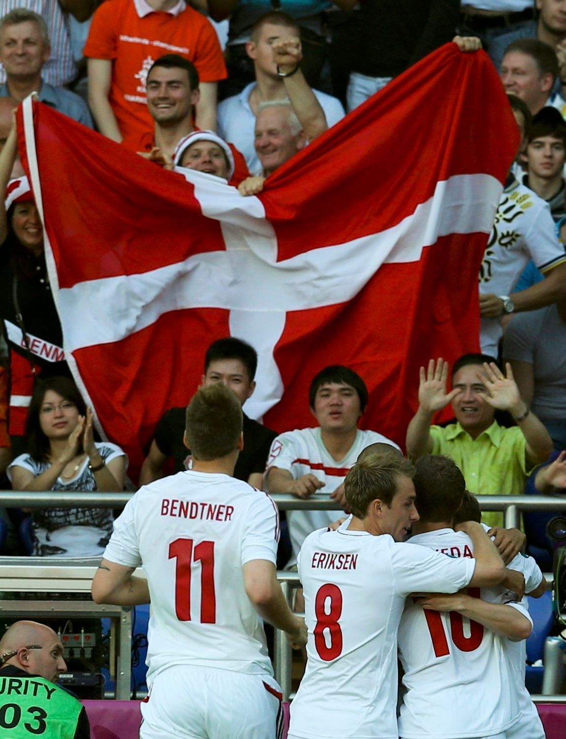 Dánové se radují v utkání Nizozemska s Dánskem v základní skupině B na Euru 2012
