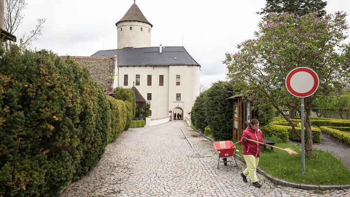 Foto: Vzdor peticím. Duševně nemocní se stěhují do domů v obci, hrad se otevírá lidem; Zdroj foto: Jakub Plíhal