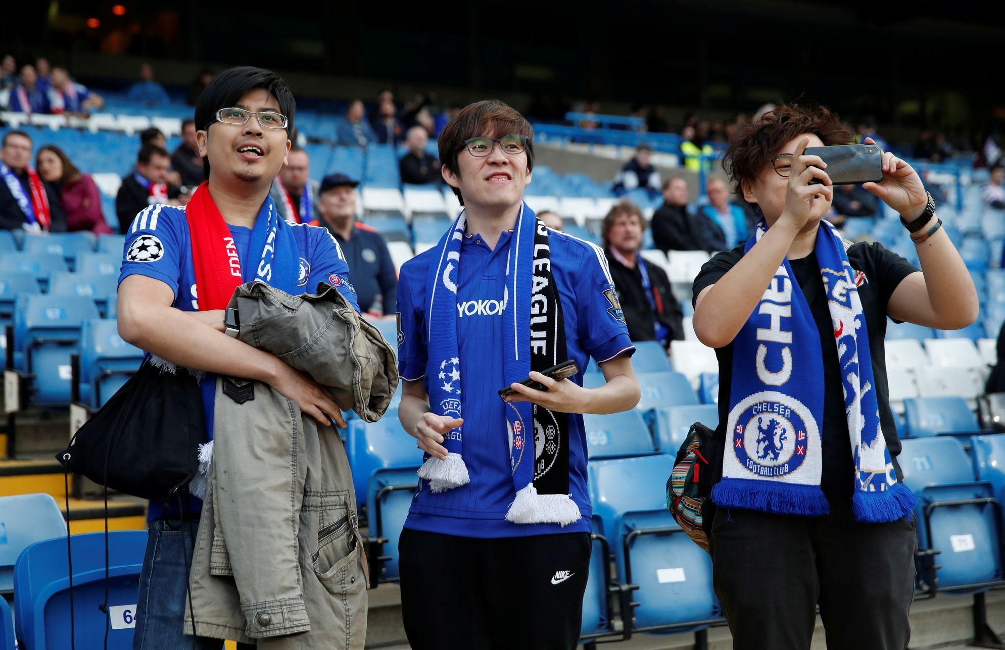 Fanoušci Chelsea před odvetou čtvrtfinále fotbalové Evropské ligy proti Slavii