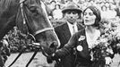 Dostihové derby v Chuchli v roce 1931. Reprofoto z dobové filmové nahrávky