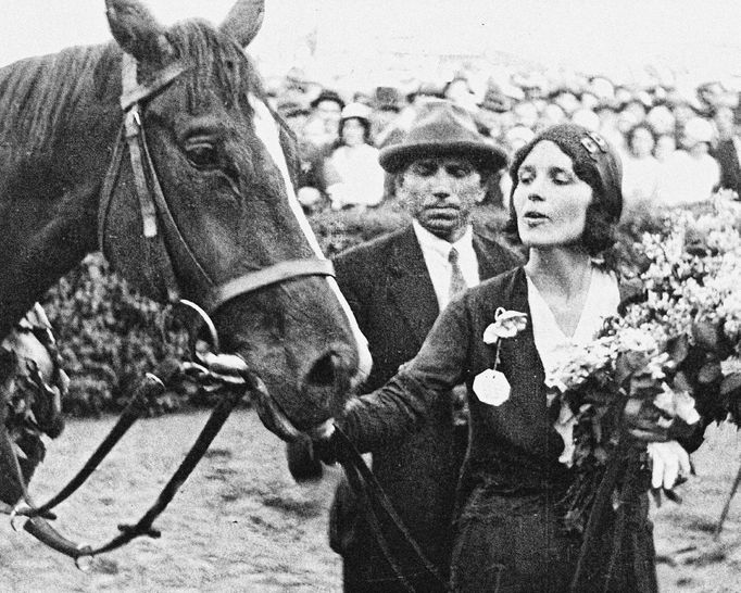 Dostihové derby v Chuchli v roce 1931. Reprofoto z dobové filmové nahrávky