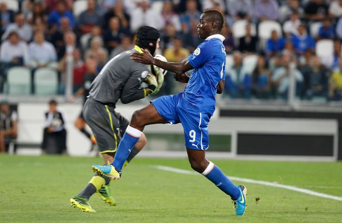 Fotbal, kvalifikace MS: Itálie - Česko: Mario Balotelli (vpravo) - Petr Čech