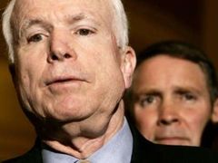 McCain požadoval, aby zákon respektoval Ženevské konvence o zacházení s vězni a zajatci.