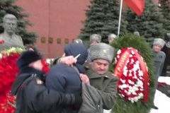 Video: Shoř v pekle, vrahu, protestoval Rus u pomníku Stalina. Policisté ho odvlekli