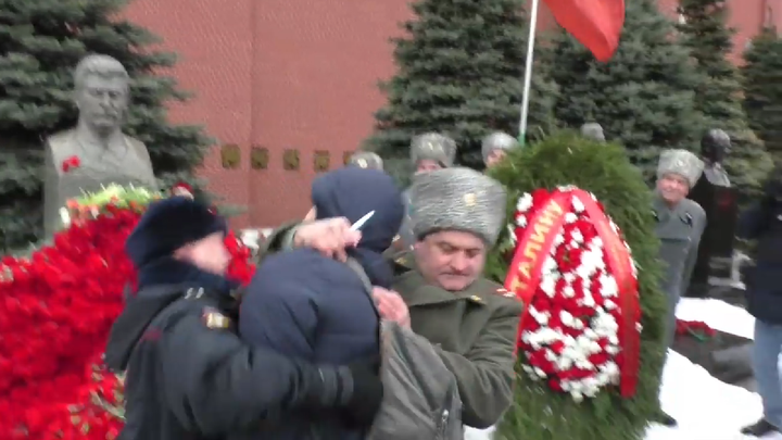 Video: Shoř v pekle, vrahu, protestoval Rus u pomníku Stalina. Policisté ho odvlekli