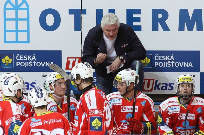 Hokejisté Slavie nastoupili proti Pardubicím ve speciálních zlatých dresech.