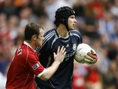 Petr Čech vedle Wayna Rooneyho ve finále Anglického poháru.