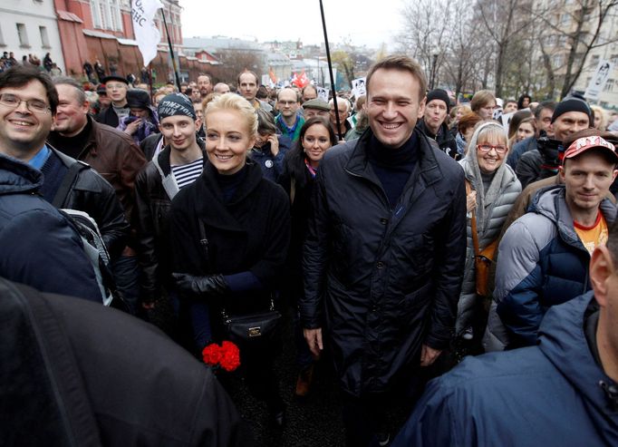 Alexej Navalný s manželkou Julií na protestním pochodu v Moskvě v říjnu 2013