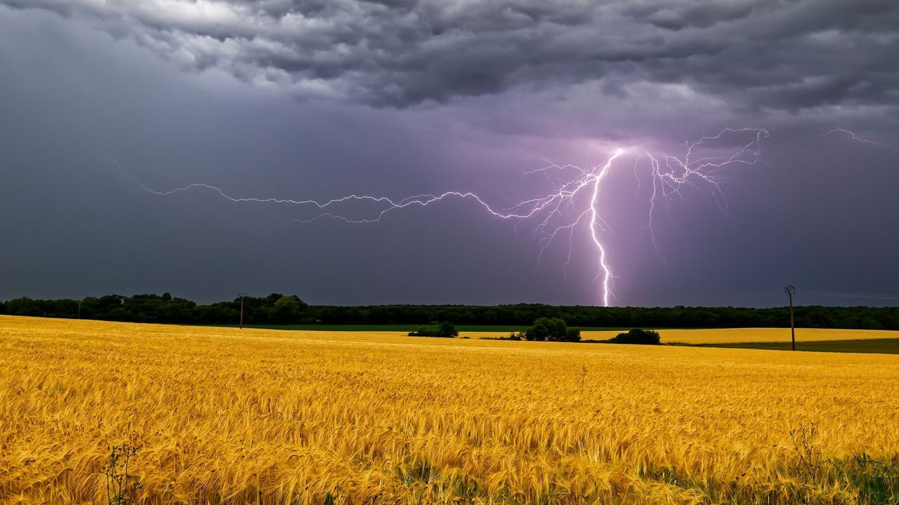Valí se na nás silné bouřky, kroupy a vichr. Části Česka se výstraha netýká