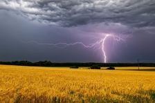 Valí se na nás silné bouřky, kroupy a vichr. Části Česka se výstraha netýká