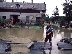 Jeden z domů v Krnově, které musely být po povodni 1997 zcela strženy. Dům stál na pozemku v těsném sousedství dnešního Kauflandu