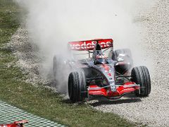 Fernando Alonso s McLarenem se po neúspěšném ataku v první zatáčce ocitl mimo trať.
