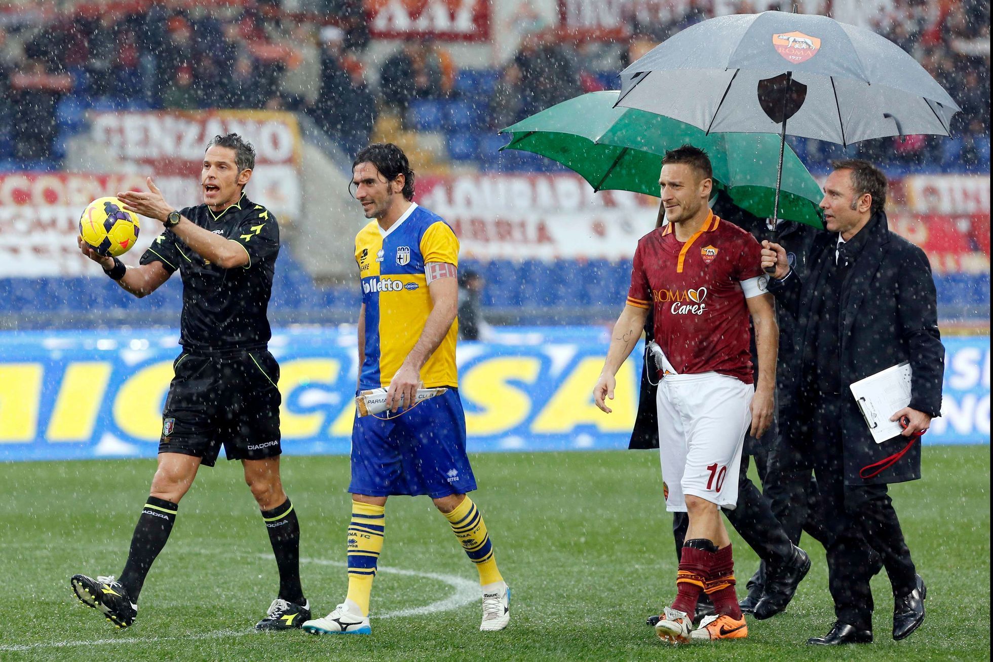 Referee De Marco, Parma's Lucarelli and AS Roma's Totti inspect the field under heavy rain before their Italian Serie A soccer match in Rome