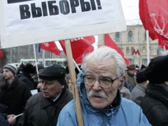 Komunistický demonstrant požaduje na shromáždění v Moskvě opakování voleb.